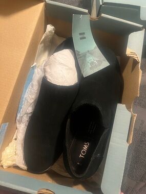 Toms woman’s Black Slip-On Loafers